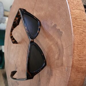 Vintage Style tortoise shell sunglasses